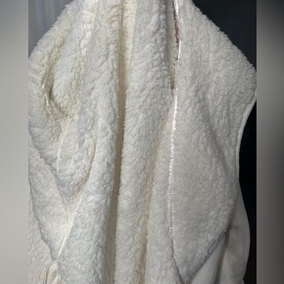 Victoria's Secret LUXE thicker Sherpa Hooded Robe - Picture 10 of 10